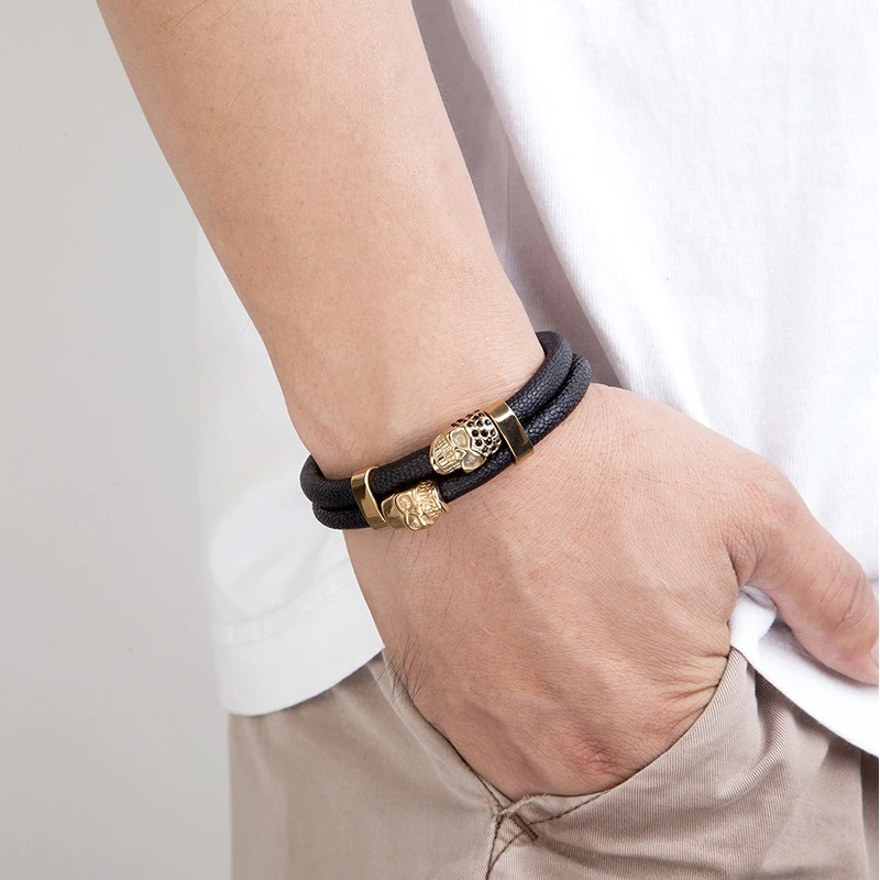 Stylish men's punk bracelet featuring a black leather band and skull magnetic clasp, perfect for edgy fashion.