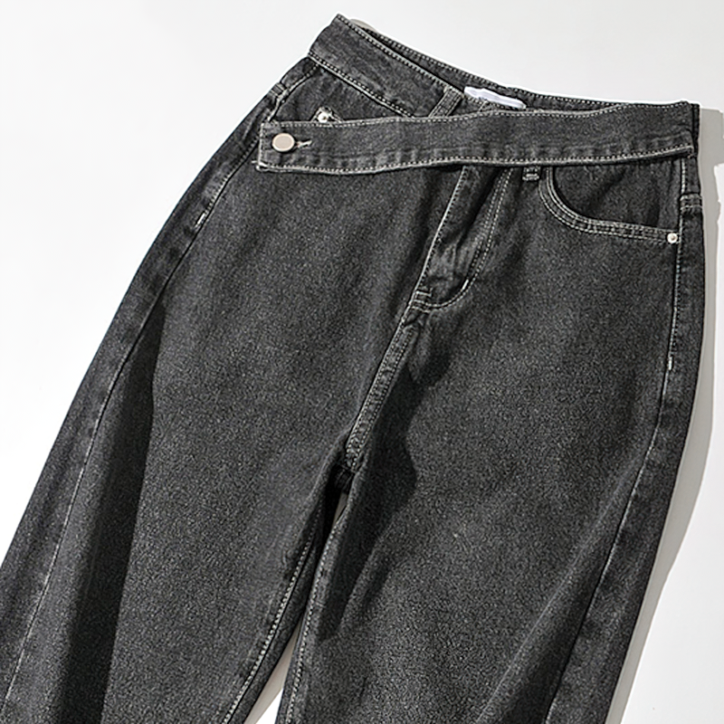 High waist loose fit denim jeans with belt and pockets, perfect for trendy casual outfits.