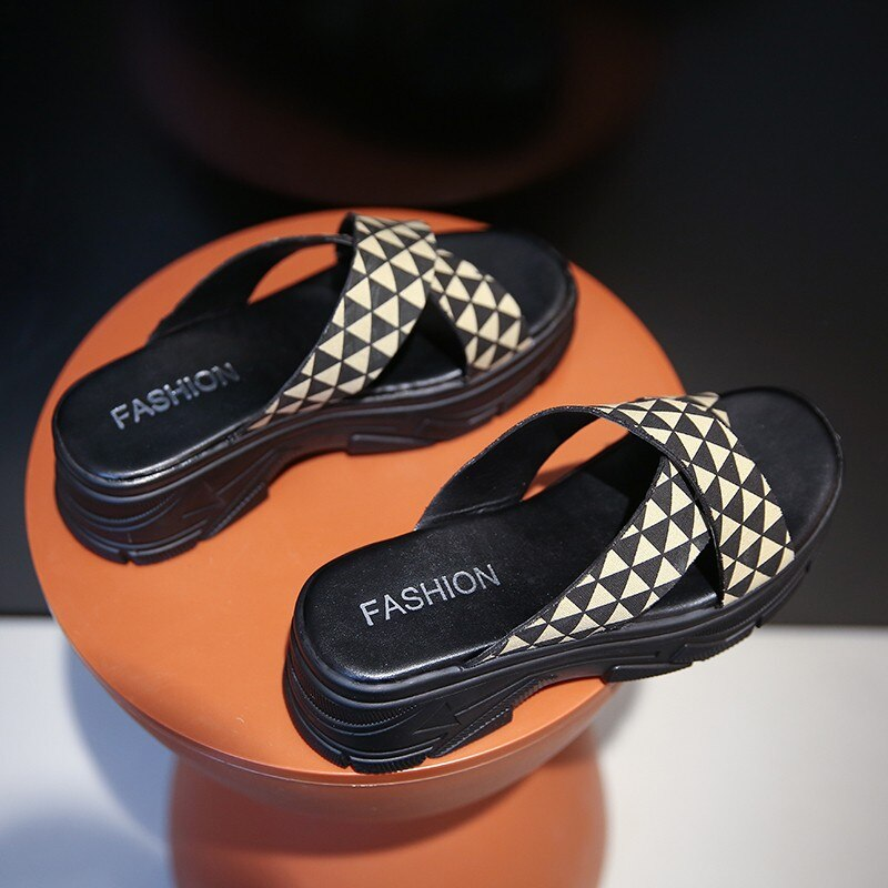 Stylish alternative women's sandals with geometric print, perfect for a trendy summer look.