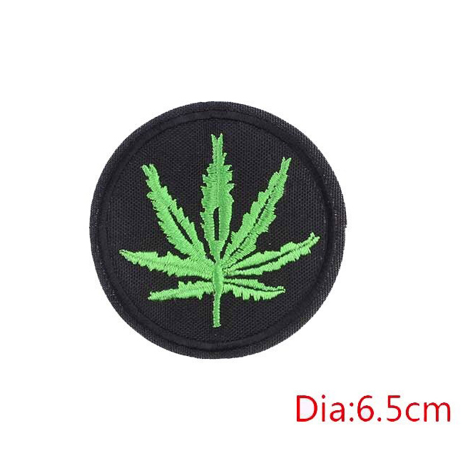 Ganja leaf print fusible patch for clothes, stylish alternative fashion accessory, diameter 6.5cm.