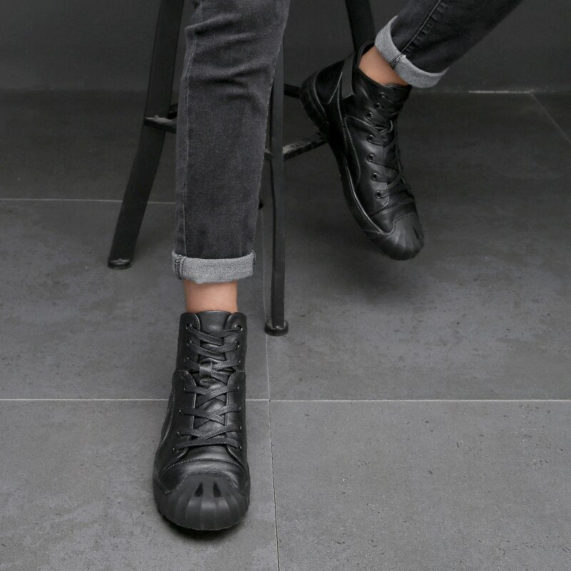 Stylish men's genuine leather sneakers in black, featuring a lace-up design and casual aesthetic, perfect for everyday wear.