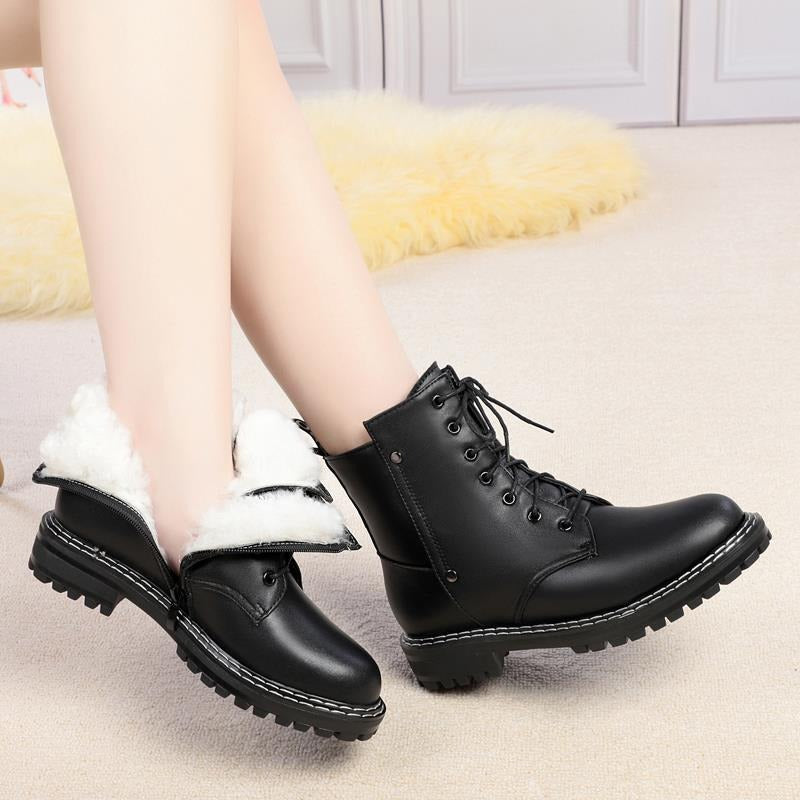 Stylish black genuine leather ankle boots with warm fur lining, perfect for autumn and winter fashion.