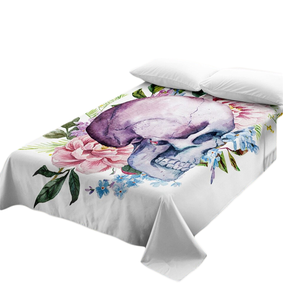 Gothic bedspread featuring a stylish skull print surrounded by colorful flowers for a vintage-inspired decor.