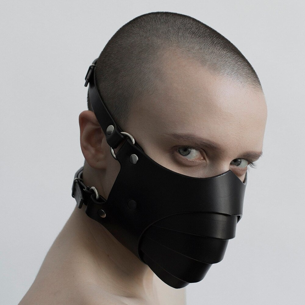 Gothic black mask for men and women, adjustable polyester mask, perfect for cosplay and steampunk fashion.