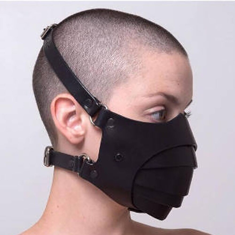 Adjustable gothic black mask for men and women, perfect for cosplay and steampunk fashion.