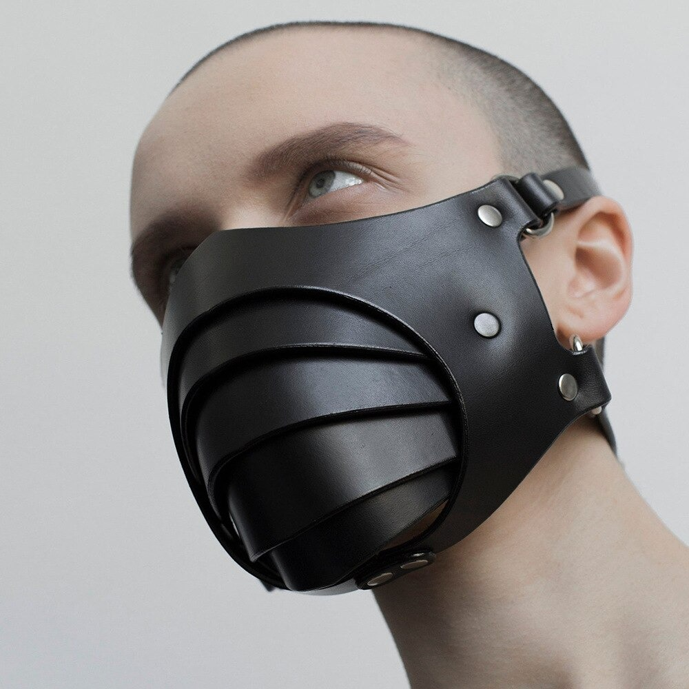 Gothic black adjustable mask for men and women, perfect for cosplay and steampunk fashion.