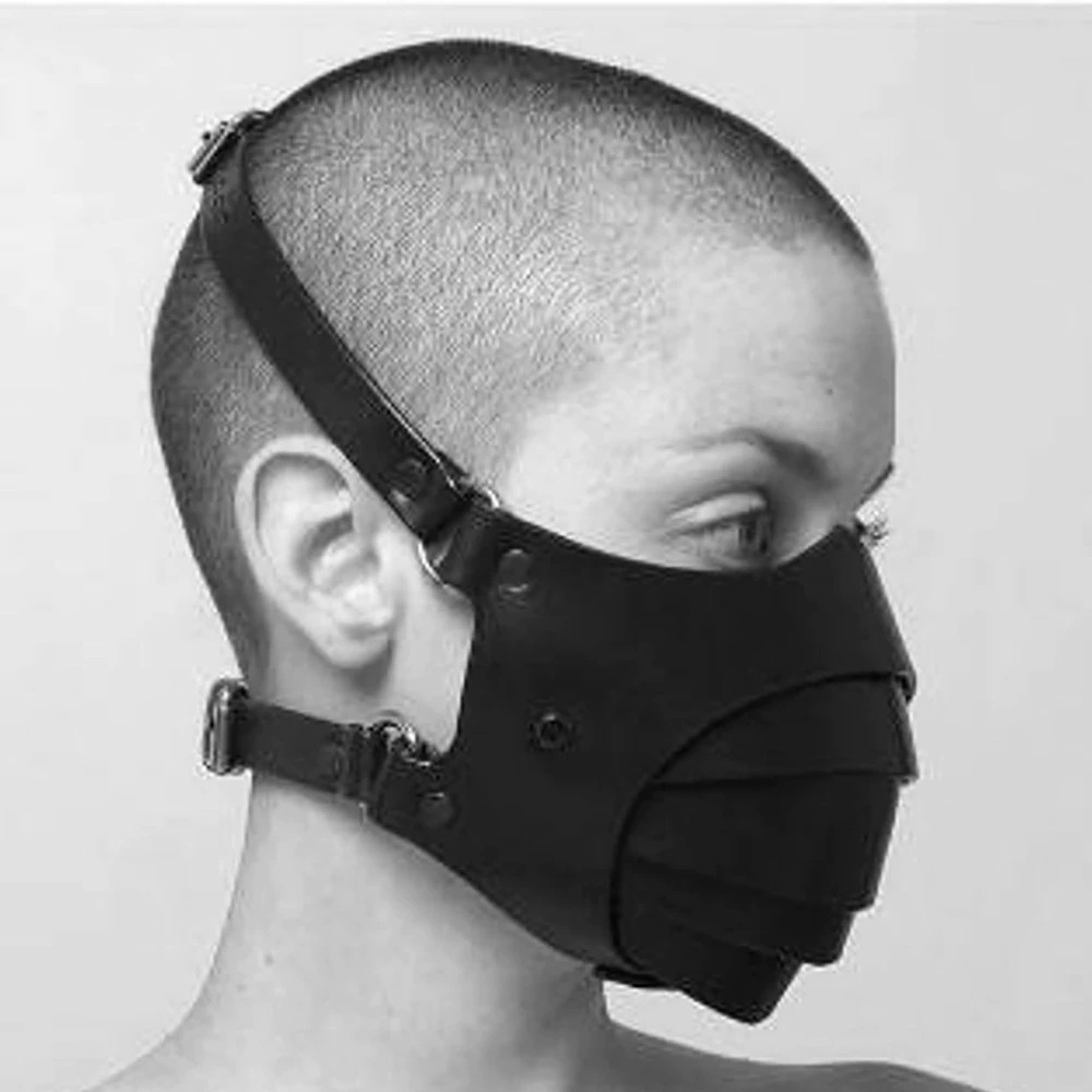 Gothic black mask for men and women, adjustable polyester cosplay mask showcasing steampunk fashion style.