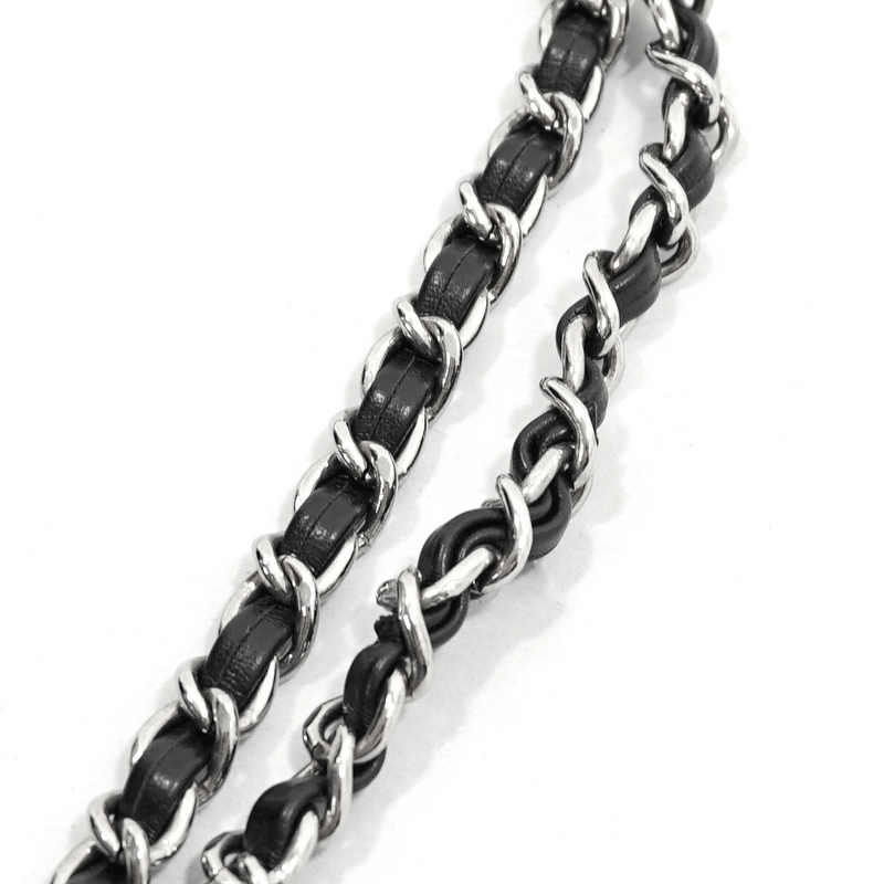 Close-up of a stylish black and silver chain for a punk-style bag, perfect for adding an edgy touch.