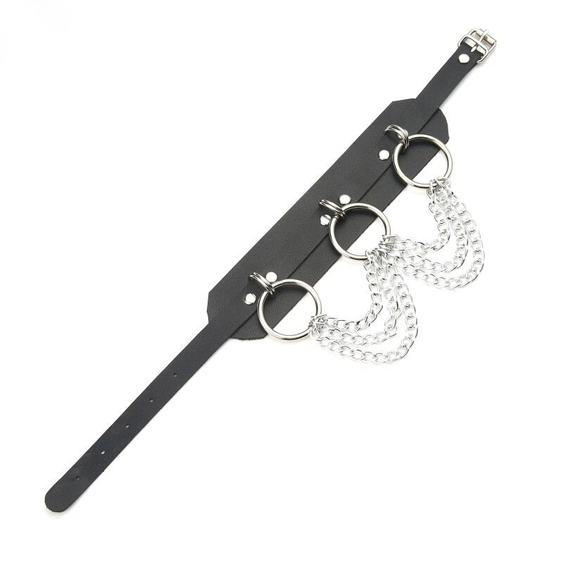 Gothic choker with three silver rings and chain detail, perfect for edgy fashion and bondage style.
