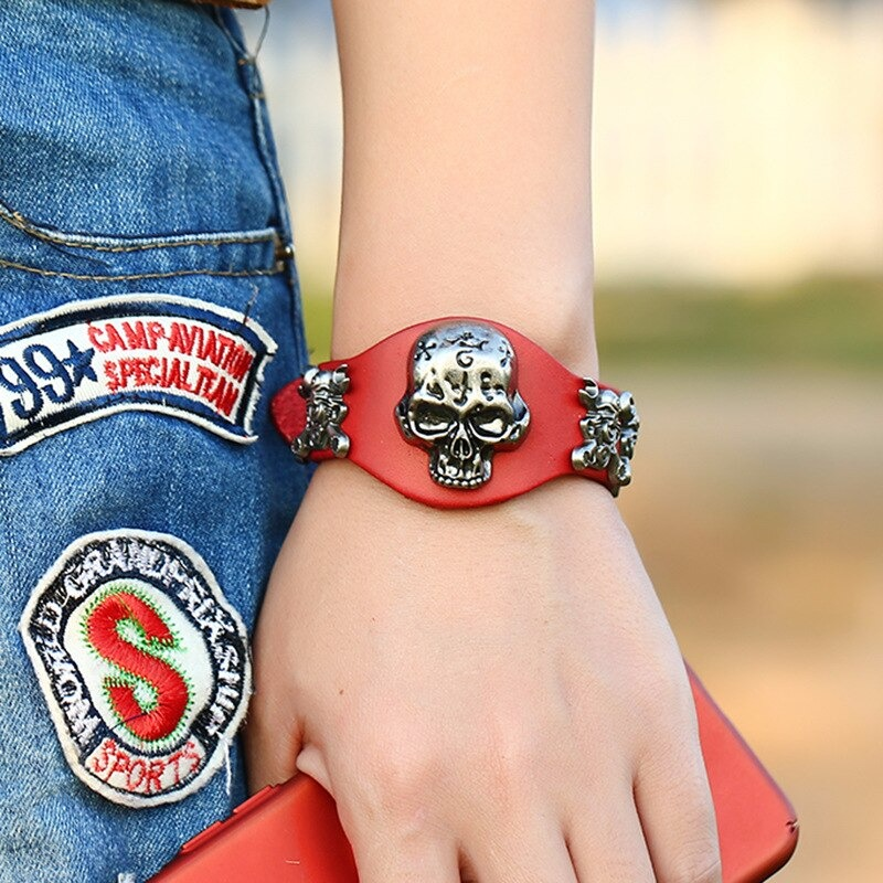 Gothic leather bracelet with silver skull detail, perfect unisex accessory for stylish outfits.