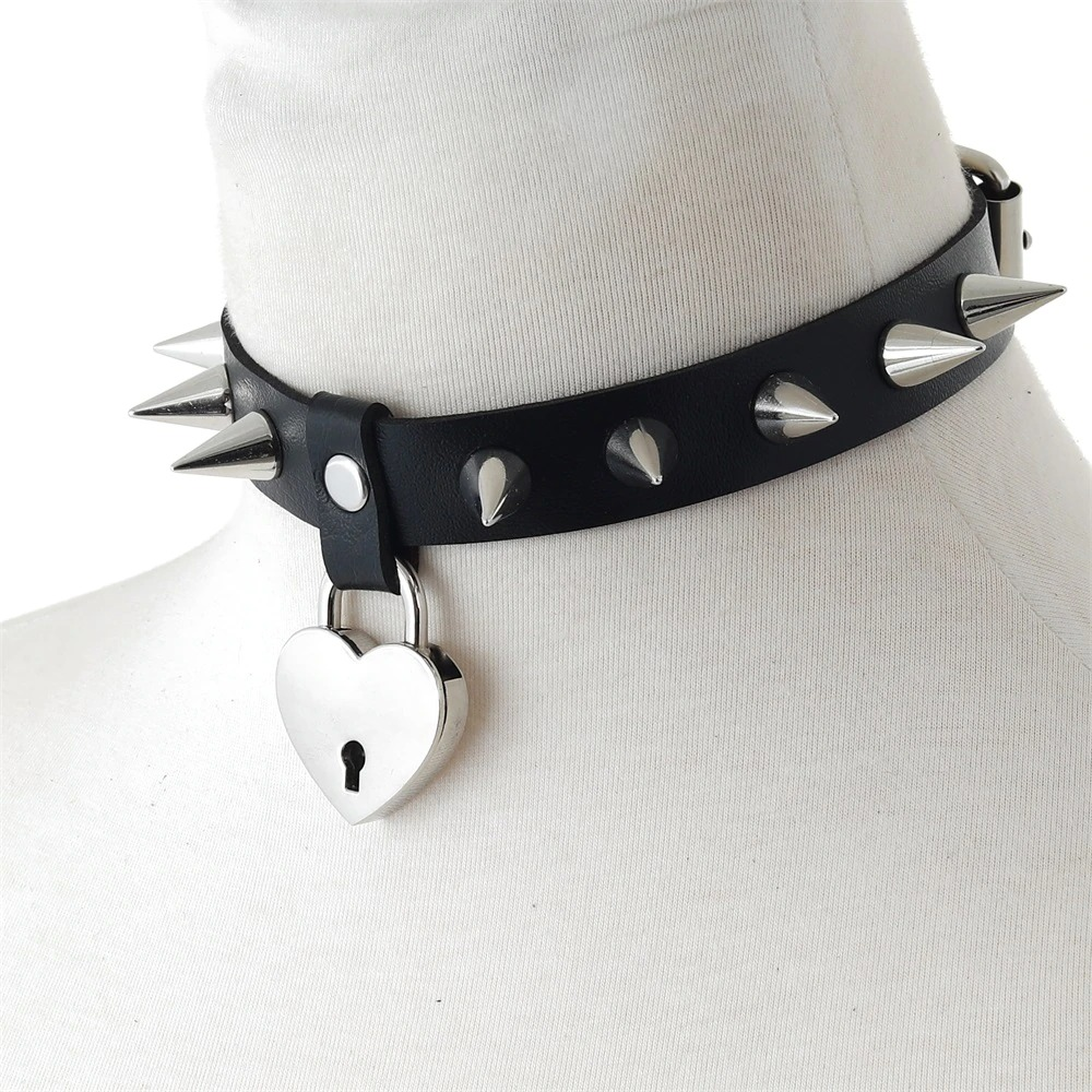Gothic heart choker in black PU leather with silver spikes and heart-shaped lock pendant. Perfect accessory for a bold style.