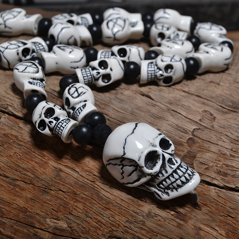 Gothic imitation bone necklace featuring detailed skull beads, perfect for men and women at concerts or cosplay events.