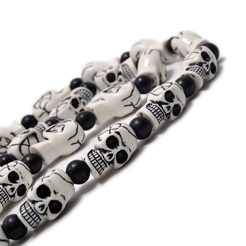 Gothic imitation bone necklace featuring small skull pendants, perfect for cosplay or rock concerts.