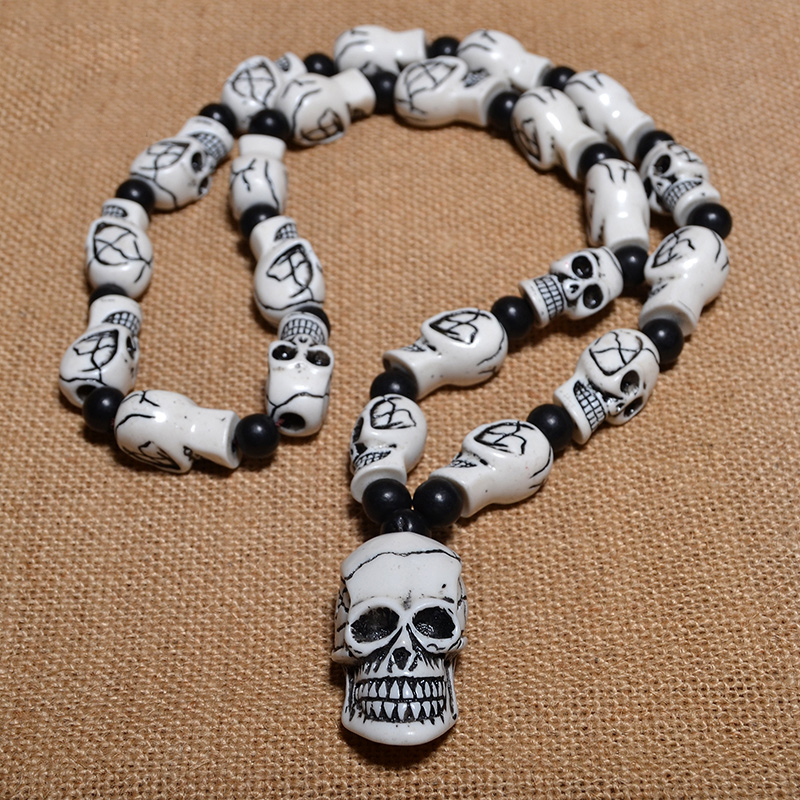 Gothic imitation bone necklace featuring a skull pendant and playful skull details, perfect for cosplay and rock concerts.