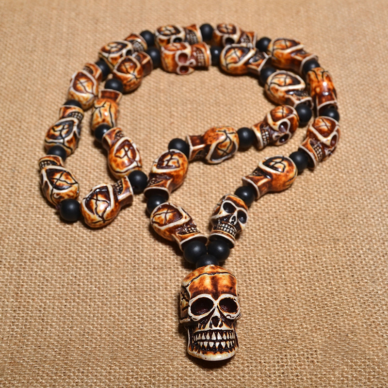 Gothic imitation bone necklace featuring skull pendant and details, perfect for men and women, ideal for cosplay and rock events.