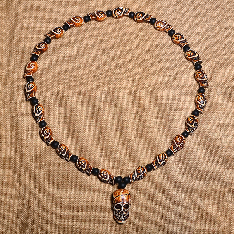 Gothic imitation bone necklace with skull pendant for men and women, perfect for cosplay or rock concerts.