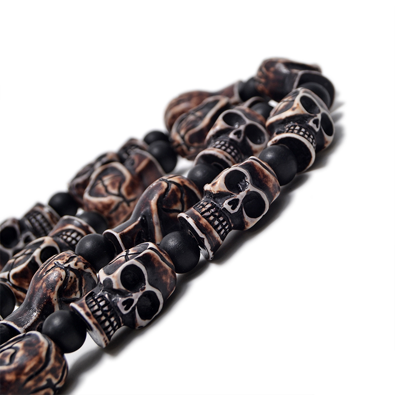 Gothic imitation bone necklace featuring small skull details, perfect for rock concerts and cosplay events.