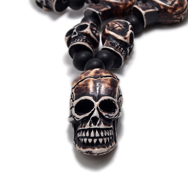 Gothic imitation bone necklace with skull pendant, perfect for cosplay and rock concerts.