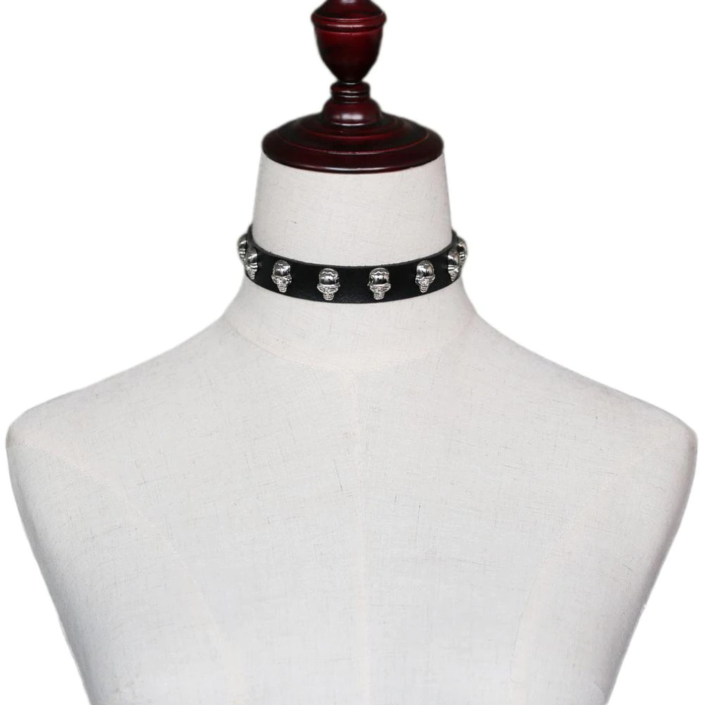 Gothic leather choker necklace with zinc alloy skulls, perfect for alternative fashion and edgy styles.