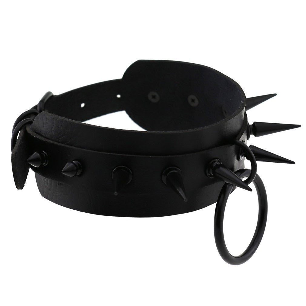 Gothic spiked choker for men and women, studded black leather with ring, perfect for rave outfits and rock fashion.