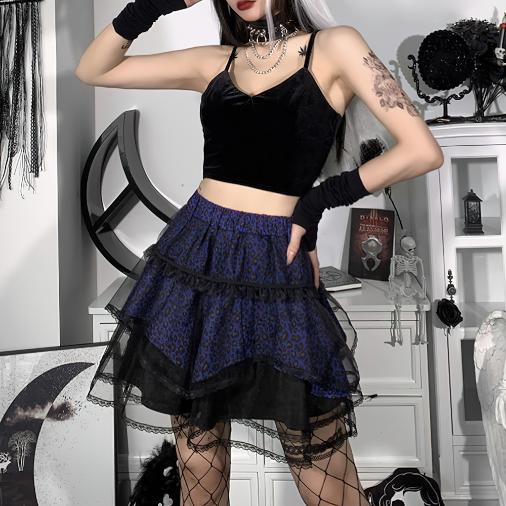 Gothic style women's short skirt with lace and leopard print, paired with a black crop top for a trendy look.