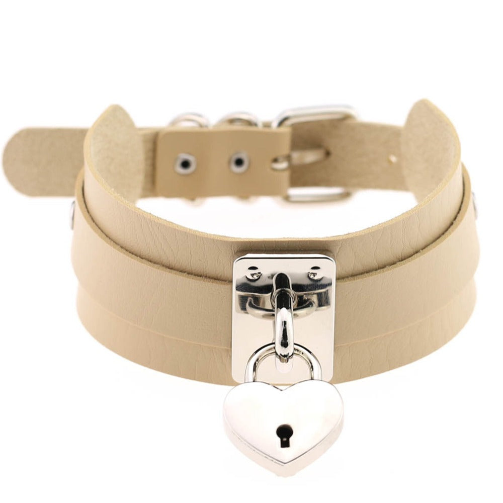 Unisex heart choker locket necklace in leather with oversized collar and metal lock for a gothic rock style.
