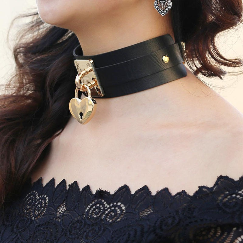 Gothic heart choker necklace with a metal lock, perfect for rock outfits and stylish accessories.