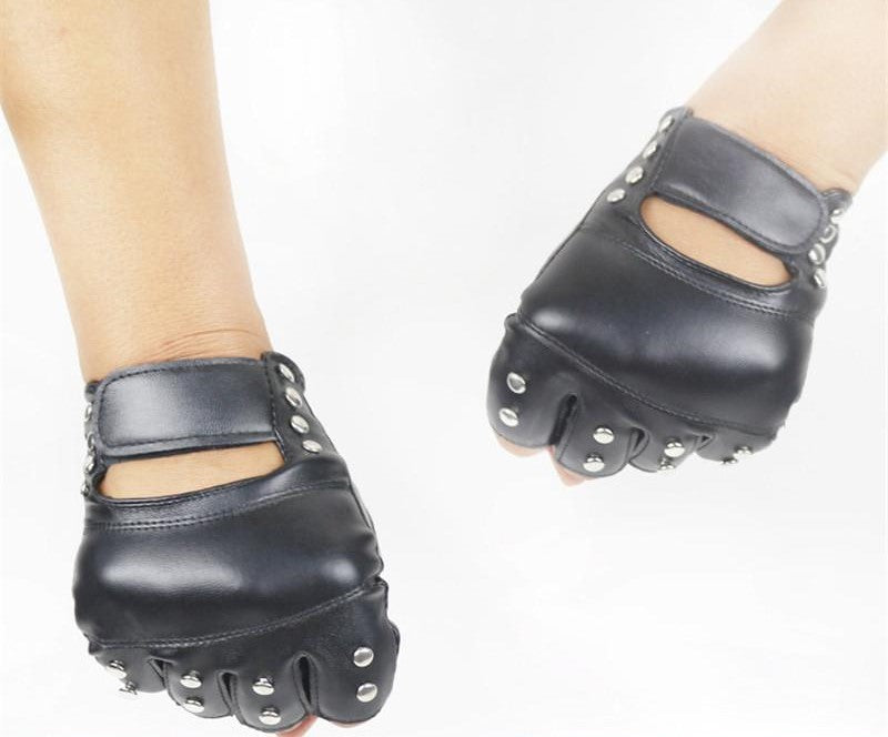 Heavy metal PU leather gloves with rivets, perfect for fitness, cycling, and rock style fashion.