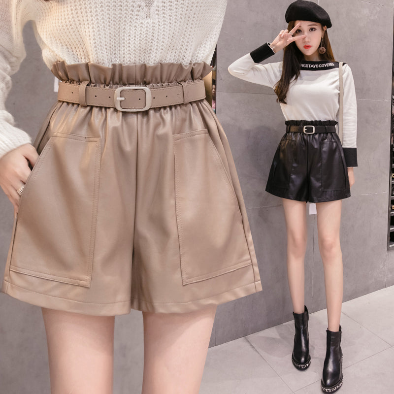 High waist faux leather shorts with large pockets, perfect for a stylish rock look. Ideal for pairing with any outfit.