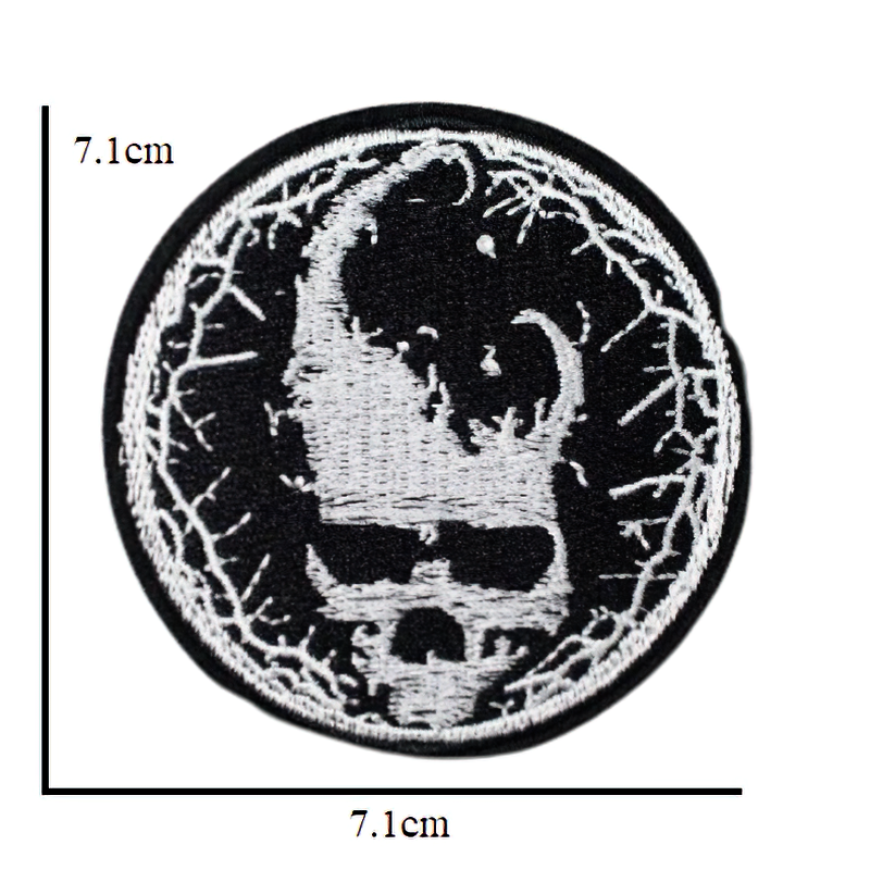 Horned devil skull patch design, 7.1cm iron-on accessory for unisex alternative fashion.