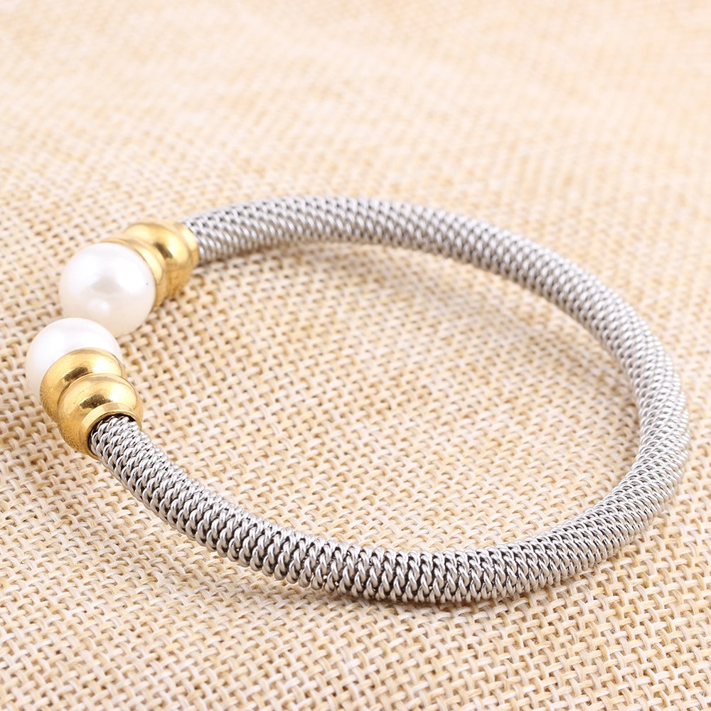 Imitation pearl bracelet for women in stainless steel with gold accents, perfect trendy fashion accessory.