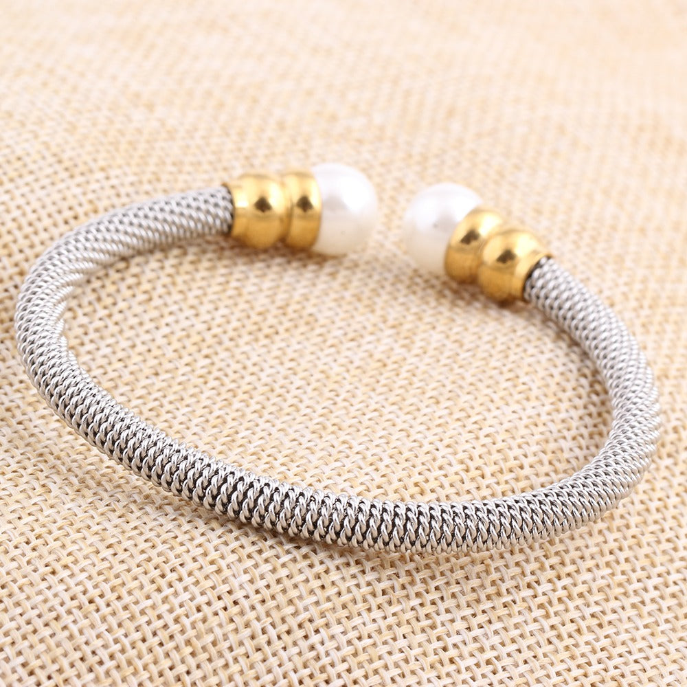 Trendy imitation pearl bracelet for women in stainless steel with gold accents, perfect for elevating any outfit.