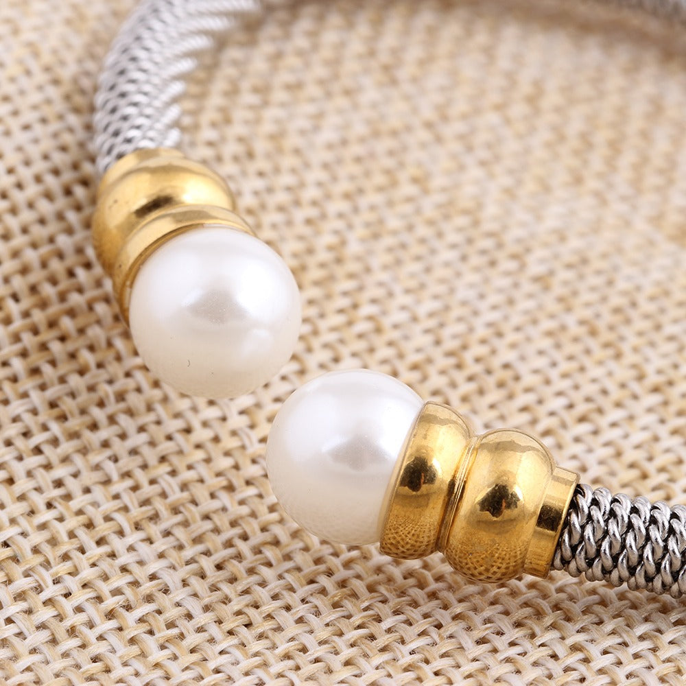 Close-up of imitation pearl bracelet with gold accents, showcasing its elegant design for women.