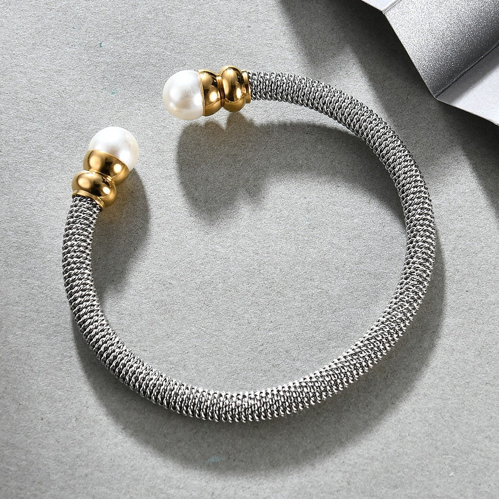 Trendy women's imitation pearl bracelet in gold and silver color, made of stainless steel, perfect for fashion enthusiasts.