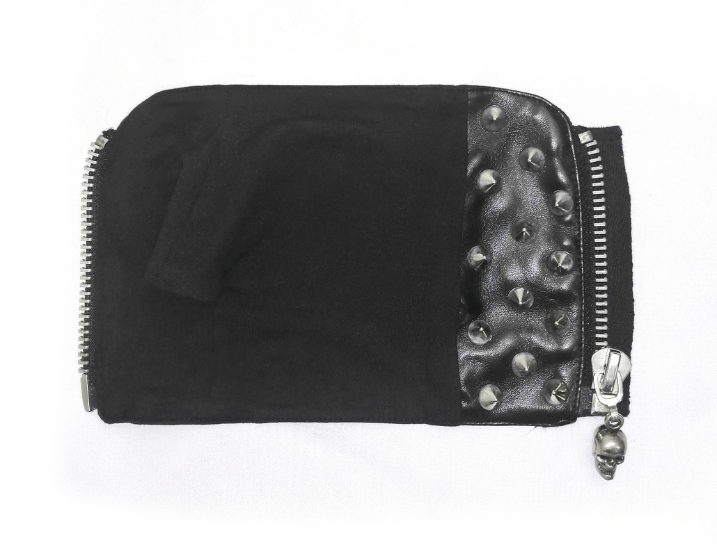 Stylish black pouch with zipper and metal spikes, perfect for punk fashion accessories.