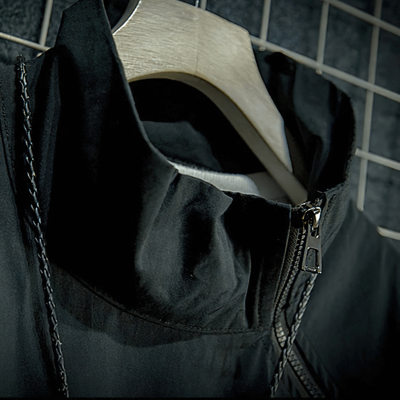 Close-up of the collar and zipper on a men's loose patchwork jacket, showcasing casual outdoor style.