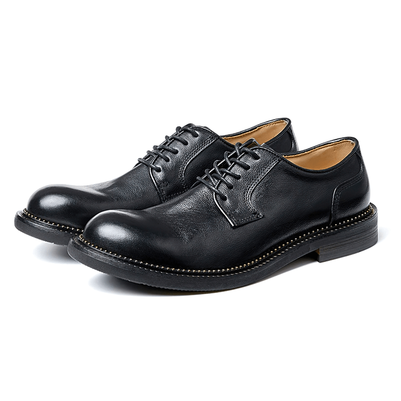 Elegant black leather Oxford shoes with lace-up design for men, perfect for retro and casual styles.