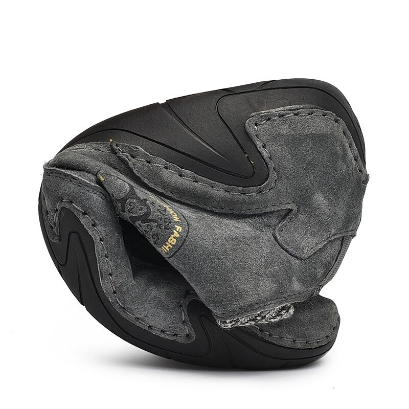 Men's casual sneakers made of premium suede, featuring a durable sole and foldable design for comfort and style.