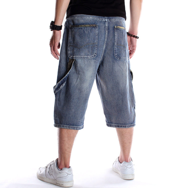 Men's loose denim cargo shorts with pockets, relaxed fit capri style, showcasing a casual streetwear look.