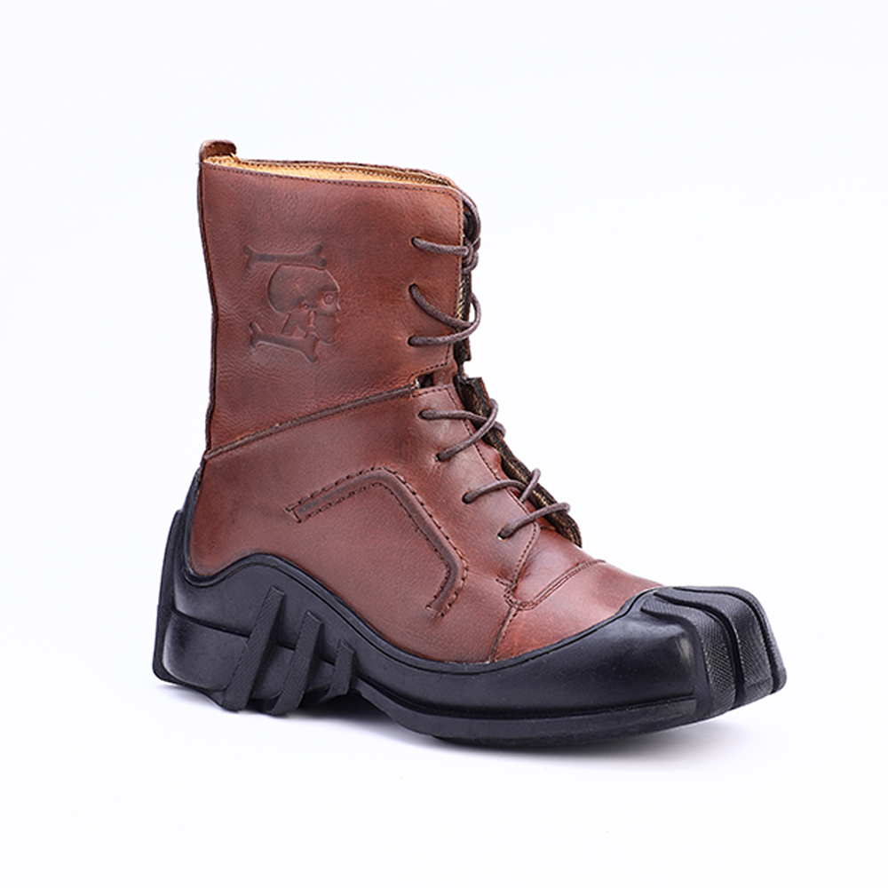 Men's leather lace-up ankle boots with skull print and rubber sole, ideal for bikers and motorcycle enthusiasts.