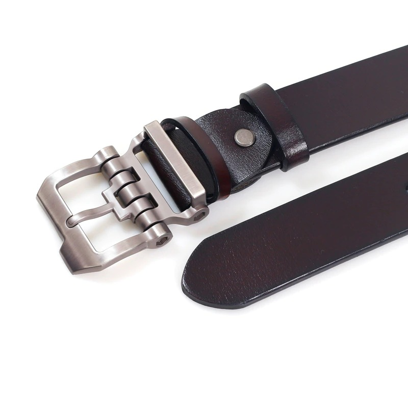 Men's leather belt featuring a stylish alloy buckle, perfect for casual wear and everyday fashion.