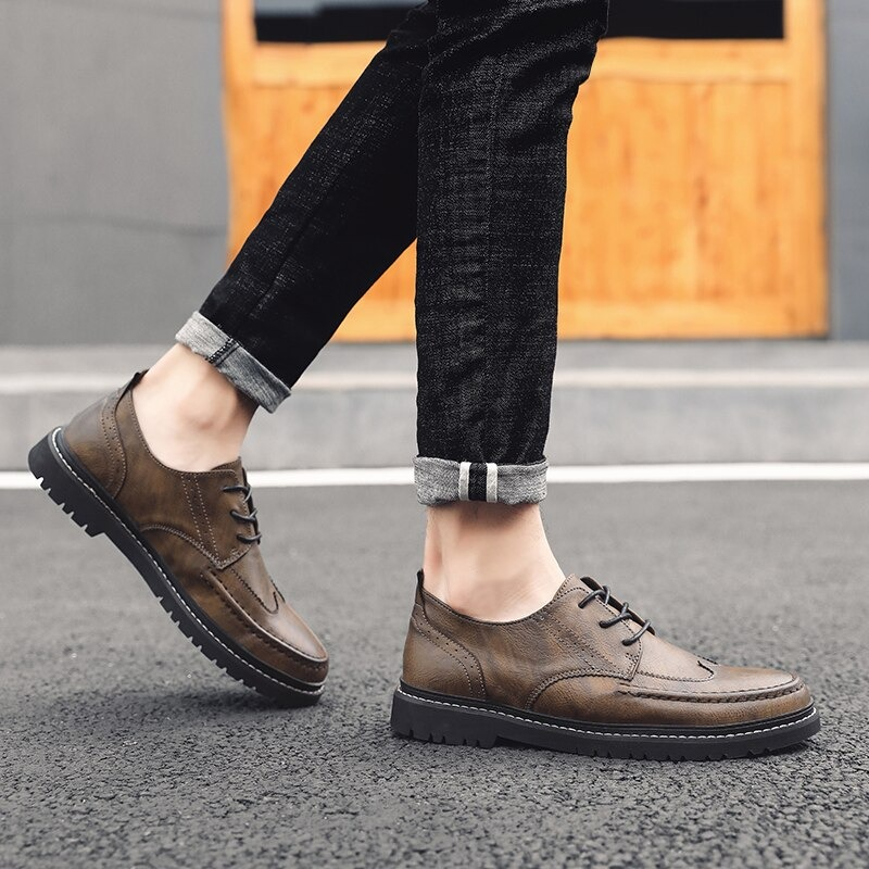 Men's brown leather dress shoes, stylish lace-up design, non-slip flats in casual British style, perfect for everyday wear.