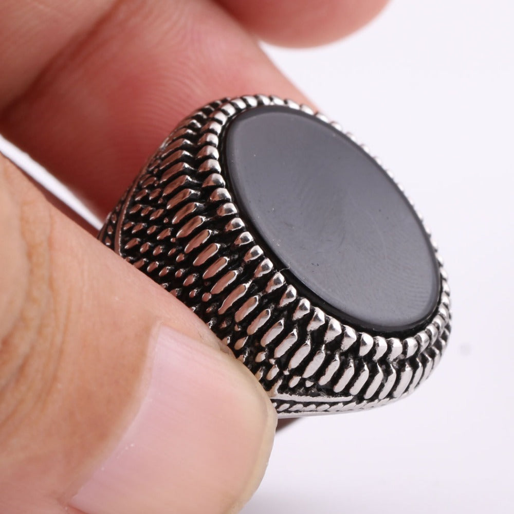 Men's vintage ring featuring a black stone, crafted from 316L stainless steel with intricate silver plating.