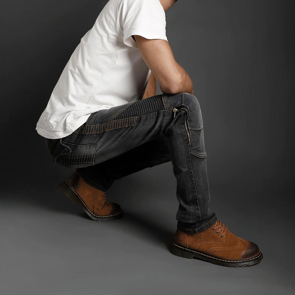 Men's stylish biker jeans with protection, perfect for motorcycle enthusiasts and a trendy wardrobe addition.