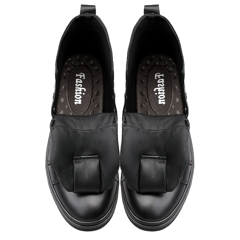Men's black slip-on shoes with a stylish bow, perfect for casual and fashionable looks.