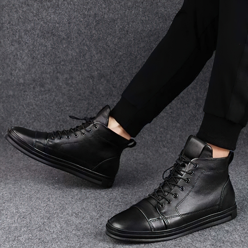 Men's black leather ankle boots with a casual design, perfect for stylish warmth and comfort.