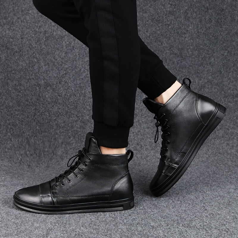 Men's stylish black leather ankle boots for casual wear, featuring a modern design and flexible soles for comfort.