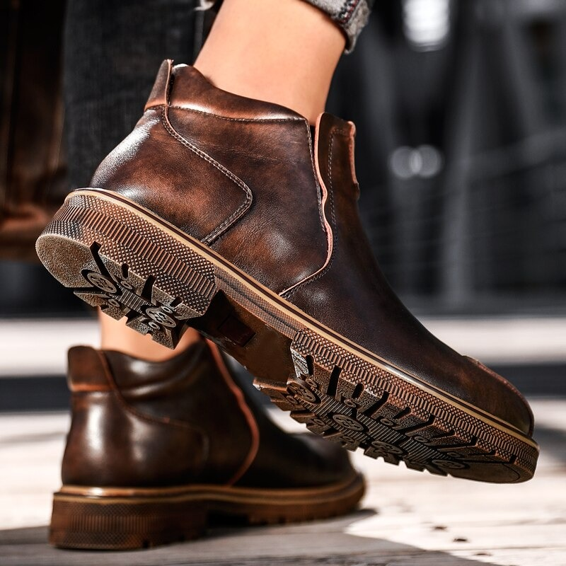 Men's warm ankle boots in brown leather showcasing stylish design and durable sole, perfect for casual outings.