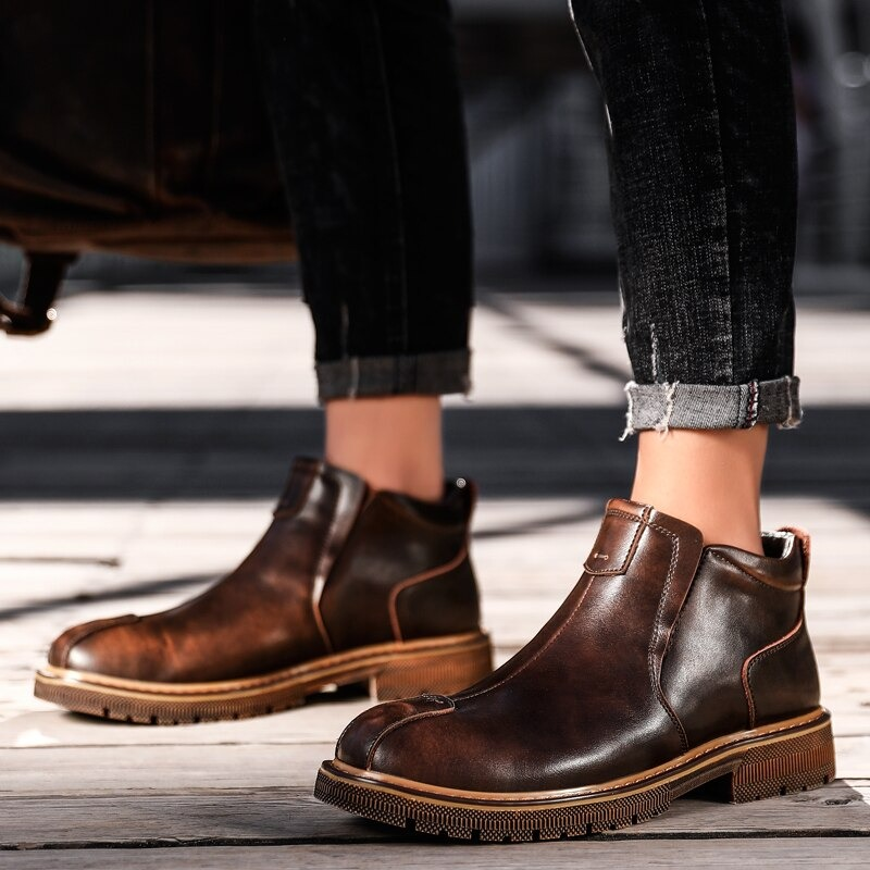 Men's warm leather ankle boots in brown, casual stylish footwear for comfort and versatility.