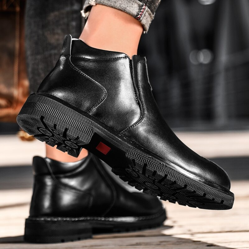 Men's warm ankle boots in black leather, perfect for casual style and comfort.
